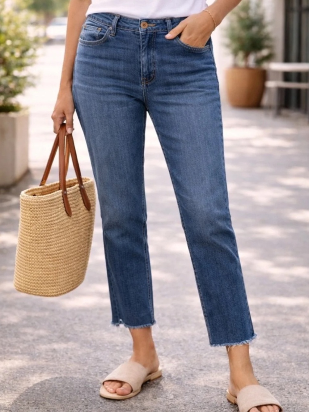 EUC Wit & Wisdom Absolution Crop Jeans Medium Wash Raw Hem Stretch Denim size 2